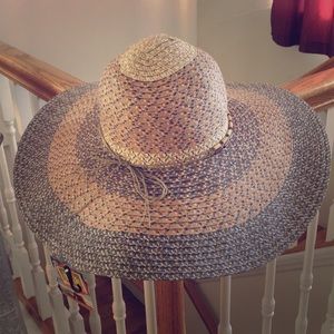 Floppy hat! Beach hat! Vacation hat!